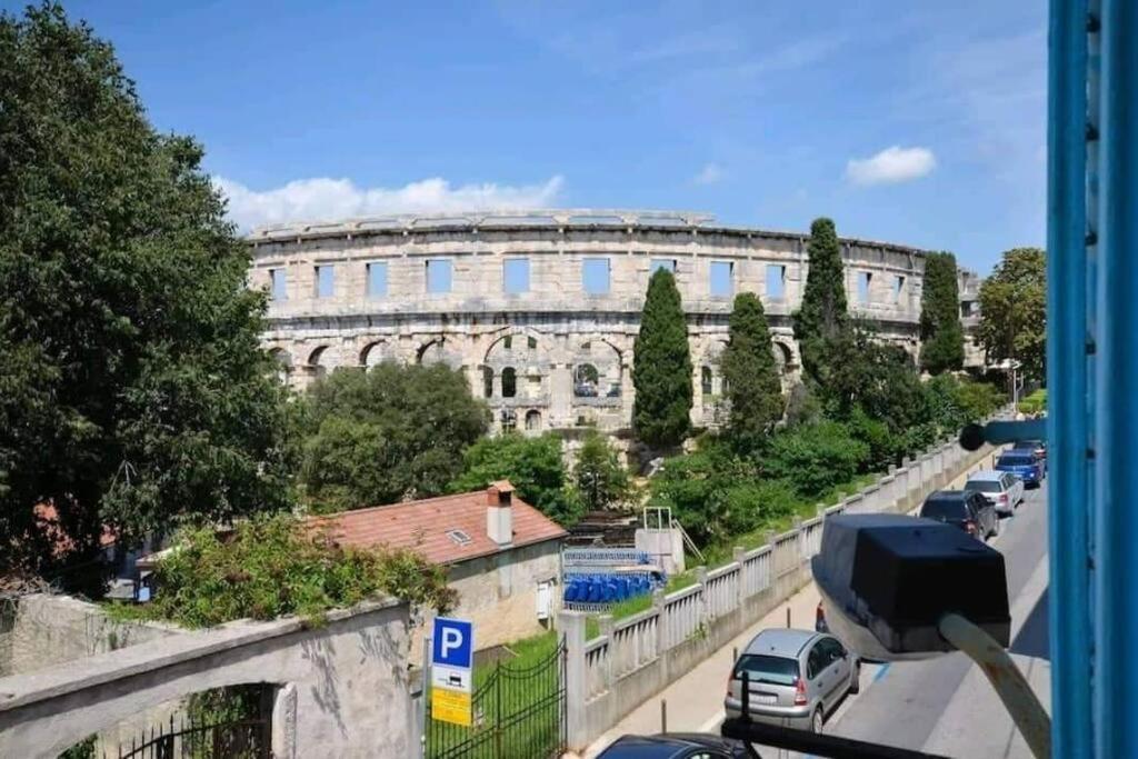 Colloseum View From The Apartment Pula Extérieur photo